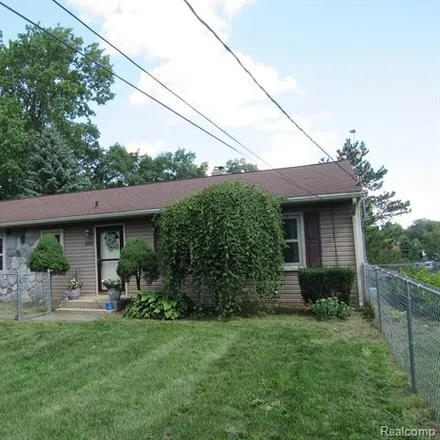 Buy this 2 bed house on 4303 Elmdale Avenue in Oakland County, MI 48346