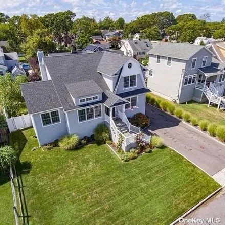 Rent this 4 bed house on 11 Inlet View in Bay Shore, Suffolk County