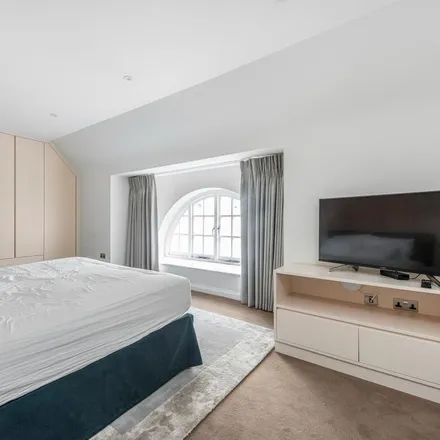 Image 9 - 16 Stratton Street, London, W1J 8LB, United Kingdom - Apartment for rent