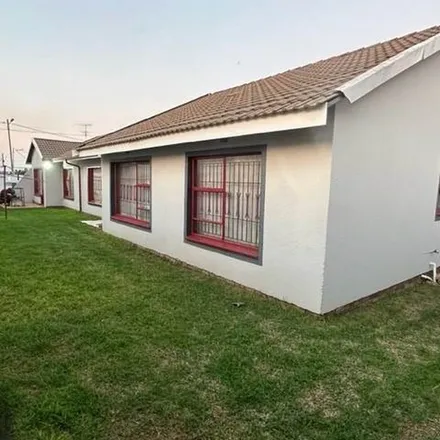 Image 4 - Socrates Close, Mid-Ennerdale, Gauteng, South Africa - Apartment for rent