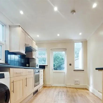 Image 3 - Squires Lane, London, N3 2FA, United Kingdom - Apartment for rent