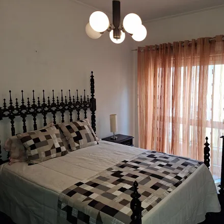 Rent this 2 bed room on Rua do Falcão in 4350-104 Porto, Portugal