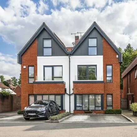 Buy this 4 bed duplex on unnamed road in Guildford, GU2 4AE