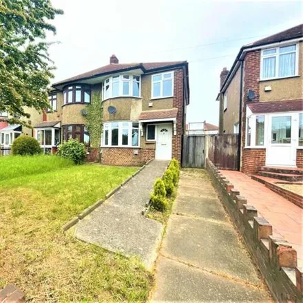 Rent this 3 bed duplex on East Rochester Way in London, DA15 8PA