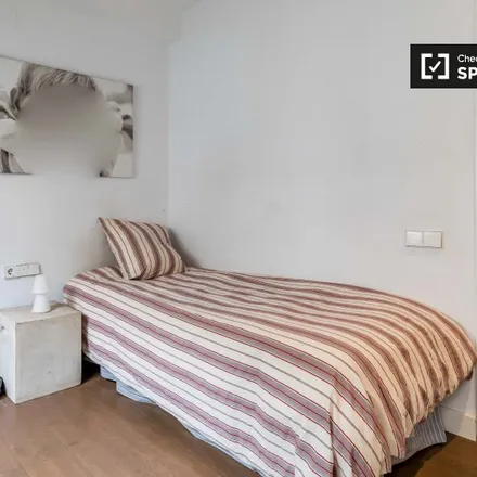Rent this 3 bed room on Lola Casademunt in Carrer de Jorge Juan, 46004 Valencia