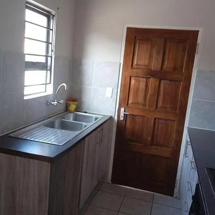 Image 5 - Engineering Close, Johannesburg Ward 96, Randburg, 2060, South Africa - Apartment for rent