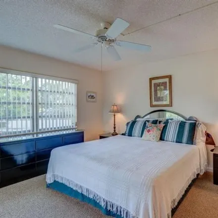 Image 9 - 19 Highpoint Circle West, Collier County, FL 34103, USA - Condo for rent