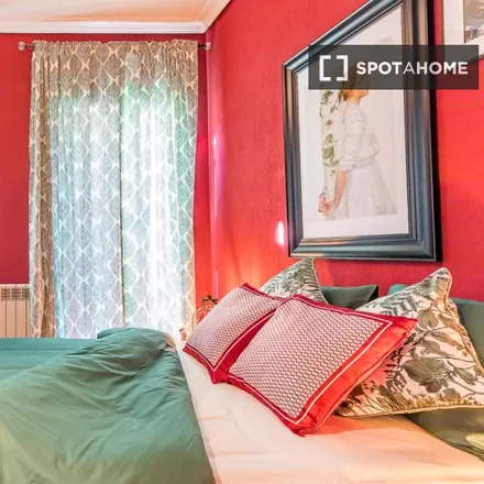 Rent this 6 bed room on Calle de la Biota in 1 E, 28039 Madrid