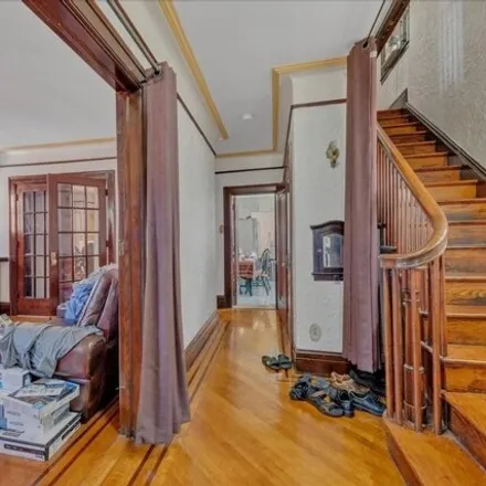 Image 2 - 85-14 168th Street, New York, NY 11432, USA - House for sale