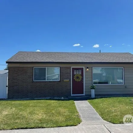Buy this 3 bed house on 831 South Fairbanks Drive in Moses Lake, WA 98837