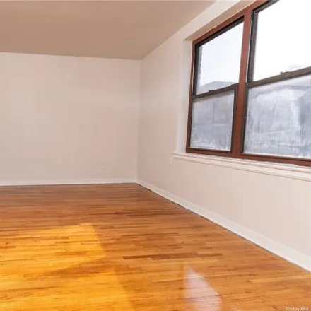 Image 3 - 52-30 39th Avenue, New York, NY 11377, USA - Apartment for sale