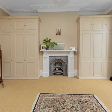 Rent this 5 bed townhouse on Petherton Road in London, N5 2RS