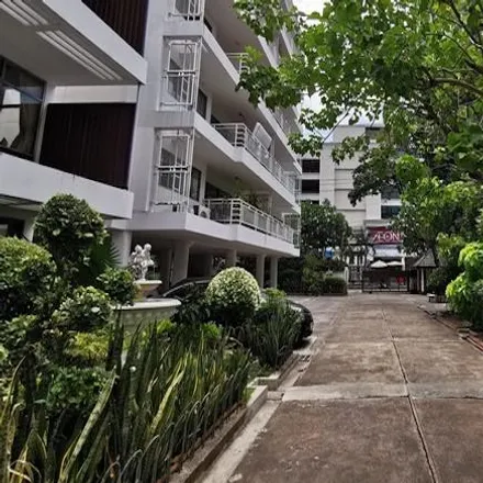 Rent this 3 bed apartment on Ekkamai