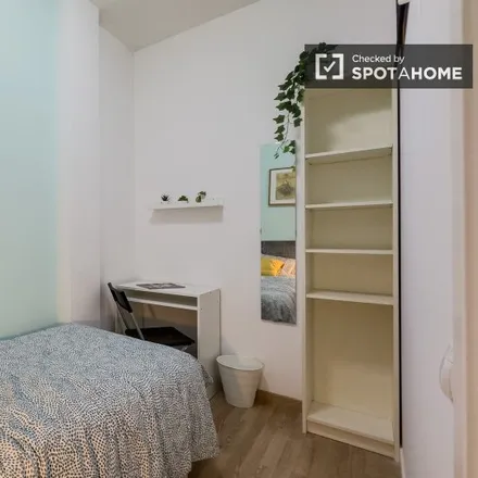 Rent this 5 bed room on Carrer d'Entença in 136, 08001 Barcelona