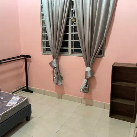 Rent this 1 bed apartment on SJK(C) Kheow Bin 侨民华文小学 in Jalan Medan Selayang, Taman Seri Selayang