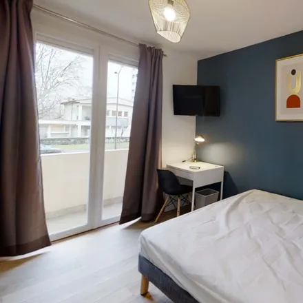 Rent this 3 bed room on 19 Avenue des Mazades in 31200 Toulouse, France