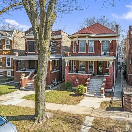 Buy this 5 bed house on 5347 North Wayne Avenue in Chicago, IL 60640