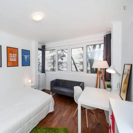 Rent this 3 bed room on Century 21 in Avenue Gambetta, 75020 Paris