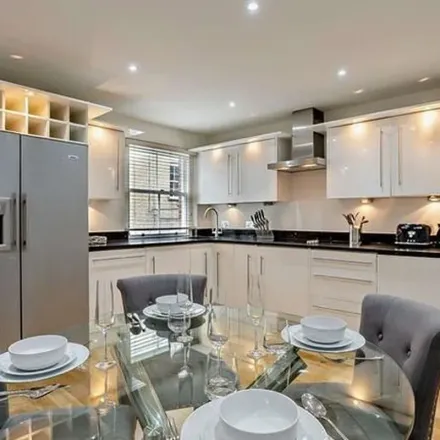 Image 2 - 31-33 Grosvenor Hill, London, W1K 3PZ, United Kingdom - Apartment for rent