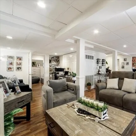 Image 4 - 1016 Hollywood Ave, New York, 10465 - House for sale