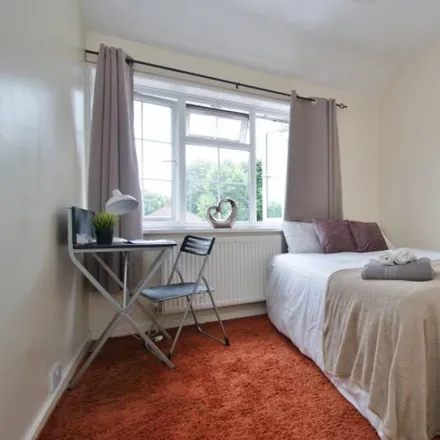 Rent this 5 bed room on 139 Westway in London, W12 7AP