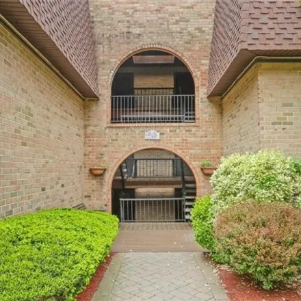 Image 1 - 352 Central Park Ave Apt D7, Scarsdale, New York, 10583 - Apartment for sale