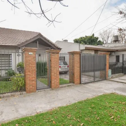 Buy this 3 bed house on Doctor Antonio Caviglia / Azul 1260 in Partido de Avellaneda, Wilde