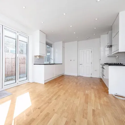 Image 2 - 32 Brightwell Crescent, London, SW17 9AS, United Kingdom - Apartment for rent
