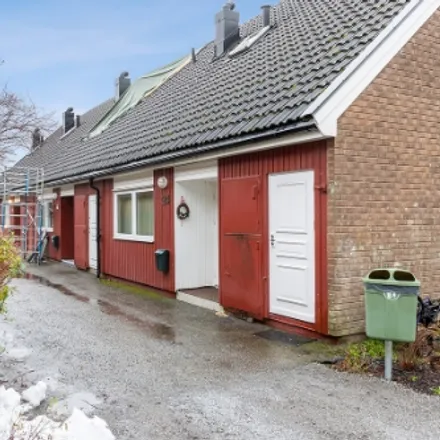 Rent this 4 bed townhouse on Gröndalsvägen in 151 45 Södertälje, Sweden