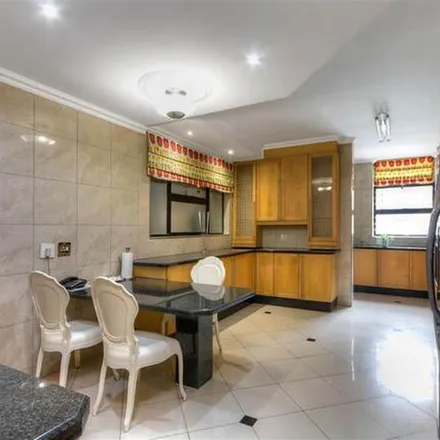 Image 2 - 4th Avenue, Houghton Estate, Johannesburg, 2001, South Africa - Apartment for rent