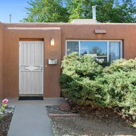 Image 5 - 6290 Kiowa Avenue Northeast, Albuquerque, NM 87110, USA - House for sale
