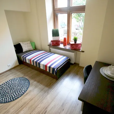 Rent this 4 bed room on Pomorska 25 in 90-202 Łódź, Poland