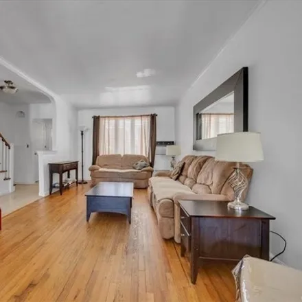 Image 2 - 1918 Radcliff Avenue, New York, NY 10462, USA - House for sale