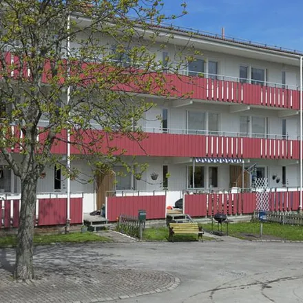 Rent this 2 bed apartment on Hällebergsgatan in 442 51 Kungälvs kommun, Sweden
