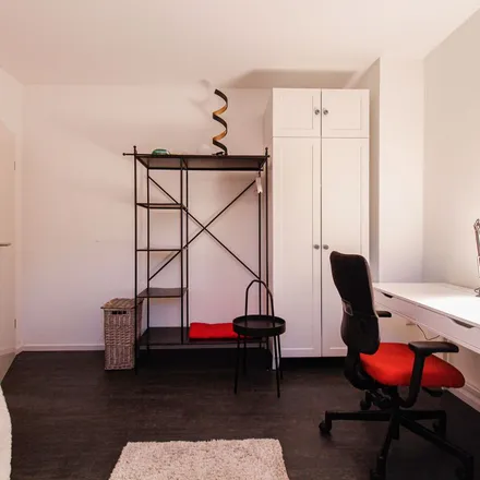 Rent this 4 bed apartment on Unterdorfstraße 35 in 40489 Dusseldorf, Germany