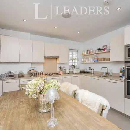Image 2 - Newton Park Place, London, BR7 5BF, United Kingdom - House for rent