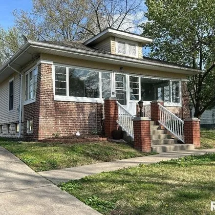 Buy this 3 bed house on 124 South Peach Street in Du Quoin, IL 62832