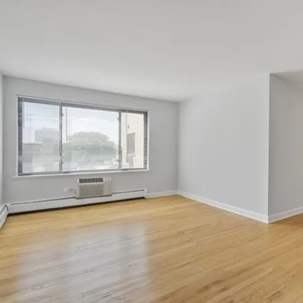 Image 2 - 6758 North Sheridan Road, Chicago, IL 60626, USA - Apartment for rent