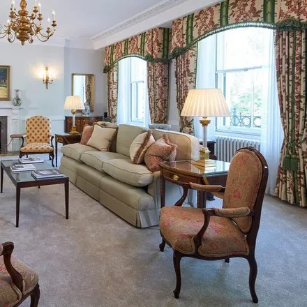 Rent this 3 bed apartment on 9 Hyde Park Gate in London, SW7 5DQ