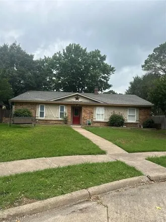 Buy this 3 bed house on 970 Meadowdale Circle in Rose Hill, Garland