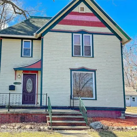 Buy this 4 bed house on 601 North Washington Street in Owosso, MI 48867