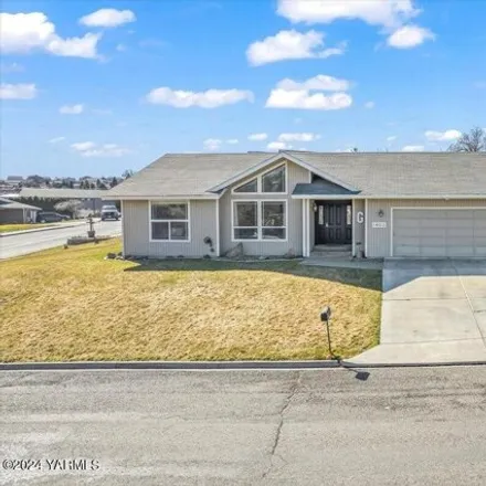Buy this 3 bed house on 1408 West Cherry Avenue in Selah, WA 98942