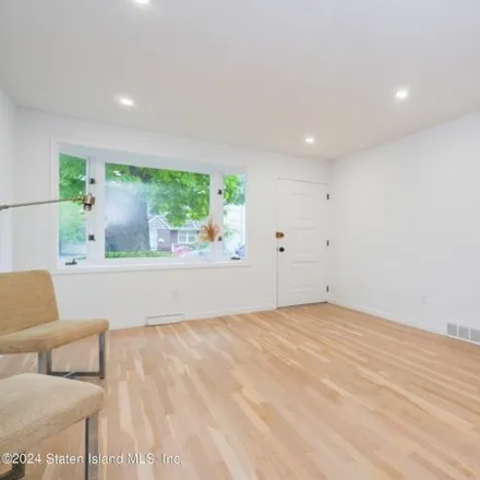 Image 8 - 600 College Avenue, New York, NY 10314, USA - House for sale