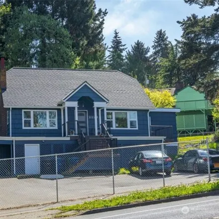 Buy this 7 bed house on 2223 Ne 125th St in Seattle, Washington