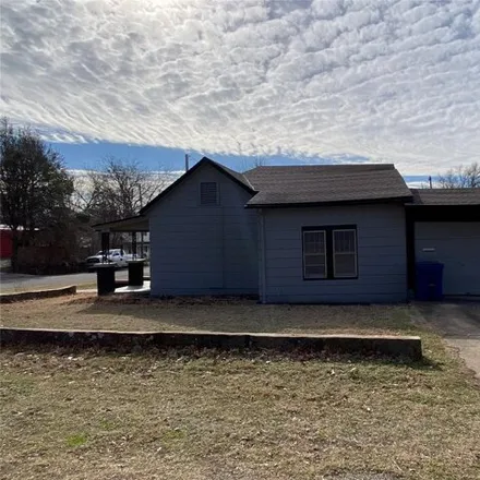 Image 2 - 202 West Caddo Avenue, Wilburton, OK 74578, USA - House for sale