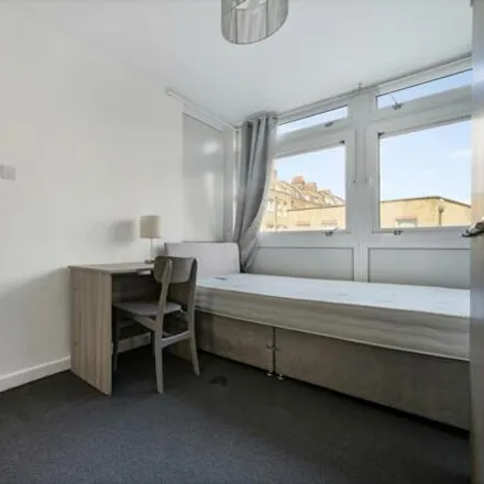 Image 7 - Norton House, Cannon Street Road, St. George in the East, London, E1 2BF, United Kingdom - Apartment for rent