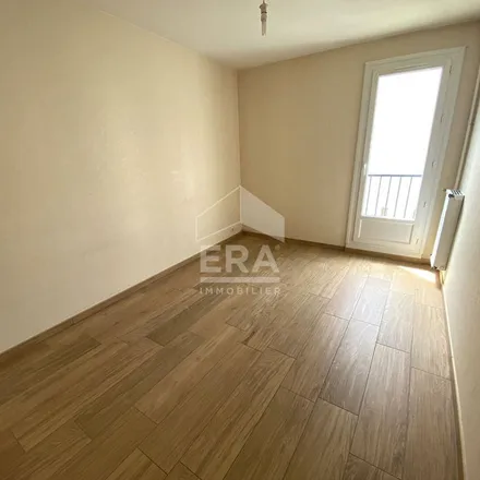 Rent this 3 bed apartment on 5B Rue Jean Macé in 37032 Tours, France