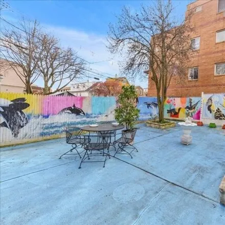 Image 2 - 45-18 Junction Boulevard, New York, NY 11373, USA - House for sale