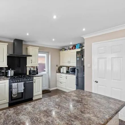 Image 3 - Kelso Close, Pound Hill, RH10 7XH, United Kingdom - House for sale