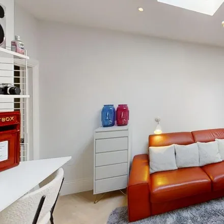 Image 9 - 46 Epsom Road, Guildford, GU1 3JT, United Kingdom - Apartment for rent